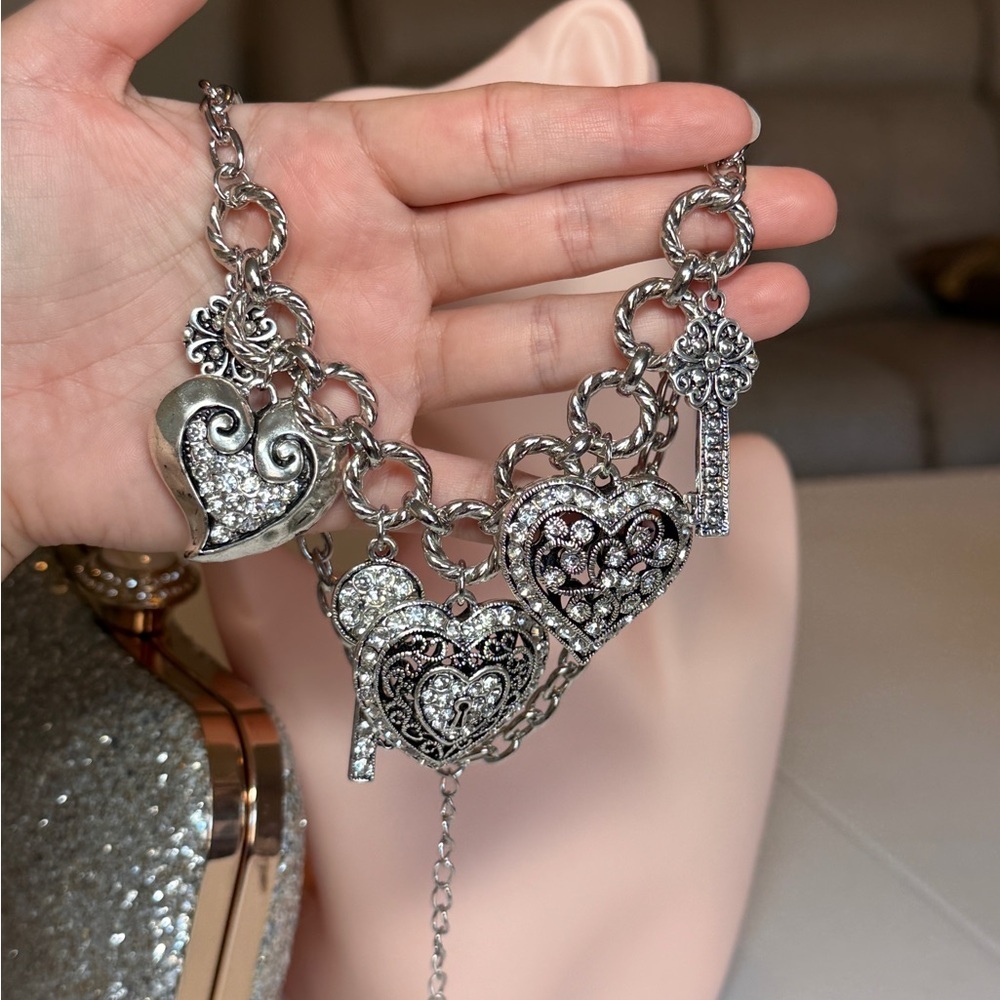 ⚜️ Silver Heart and Key Charm Necklace - Picture 5 of 9